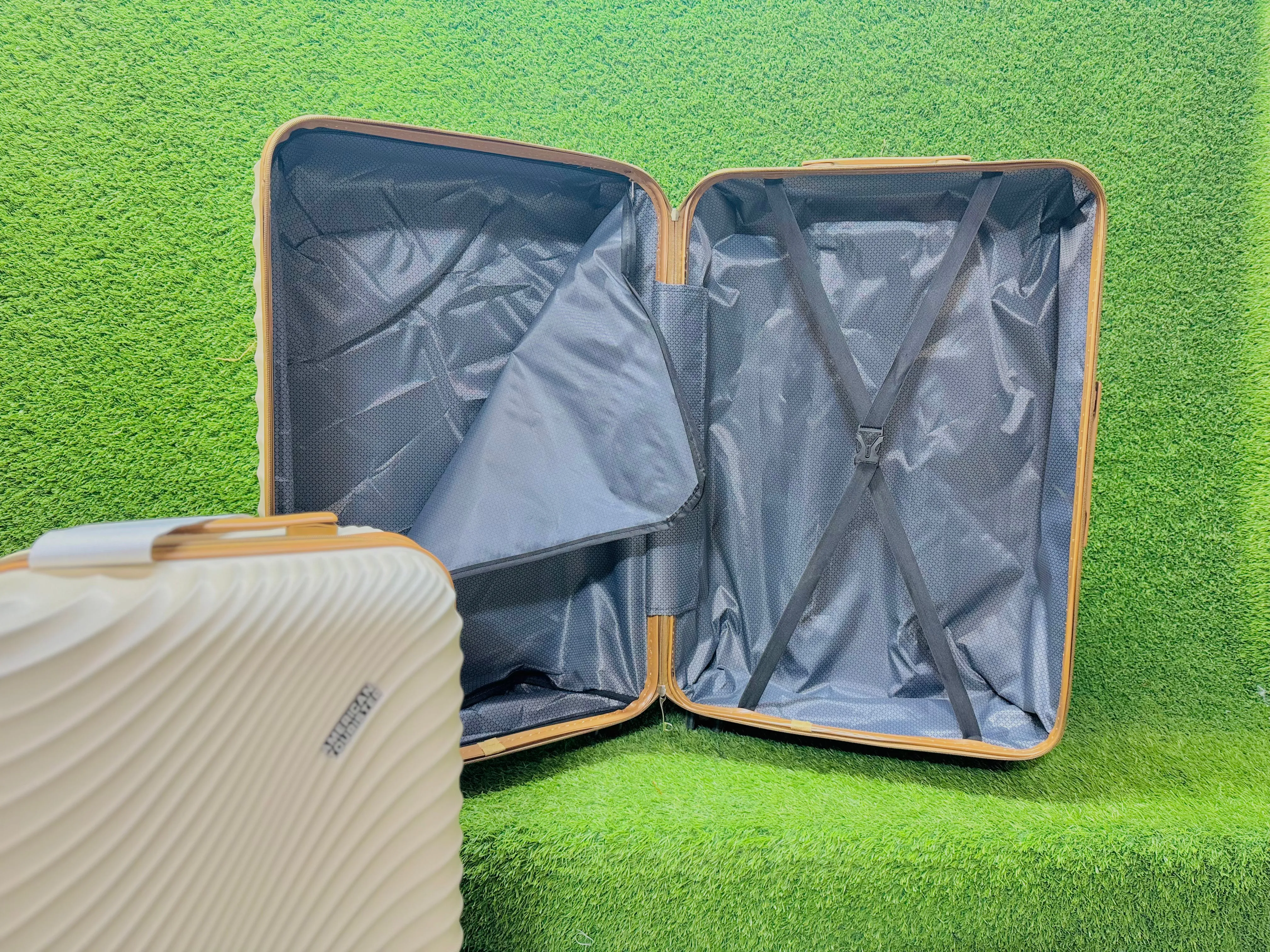 American tourister 3 pics luggage set