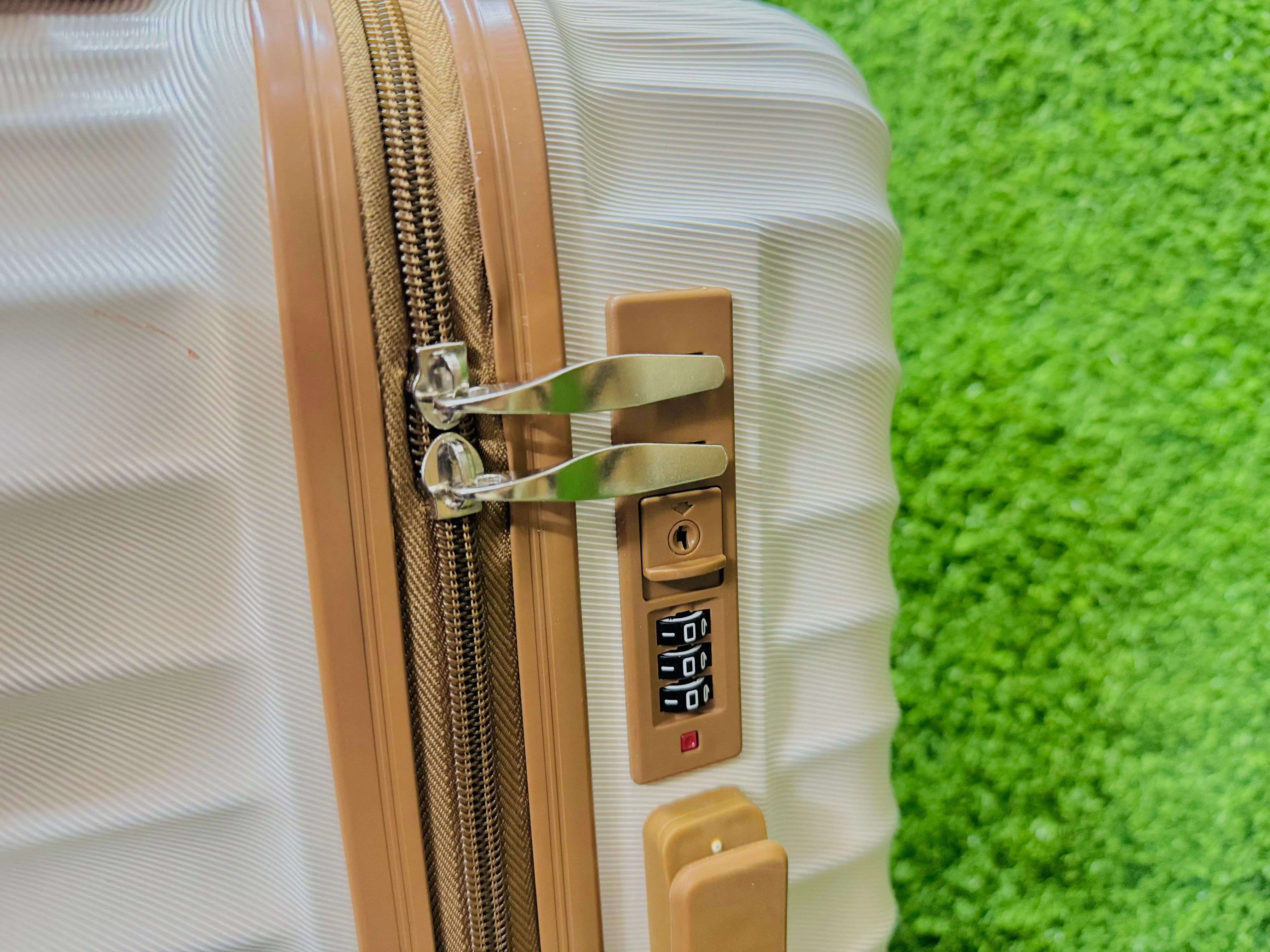 American tourister 3 pics luggage set