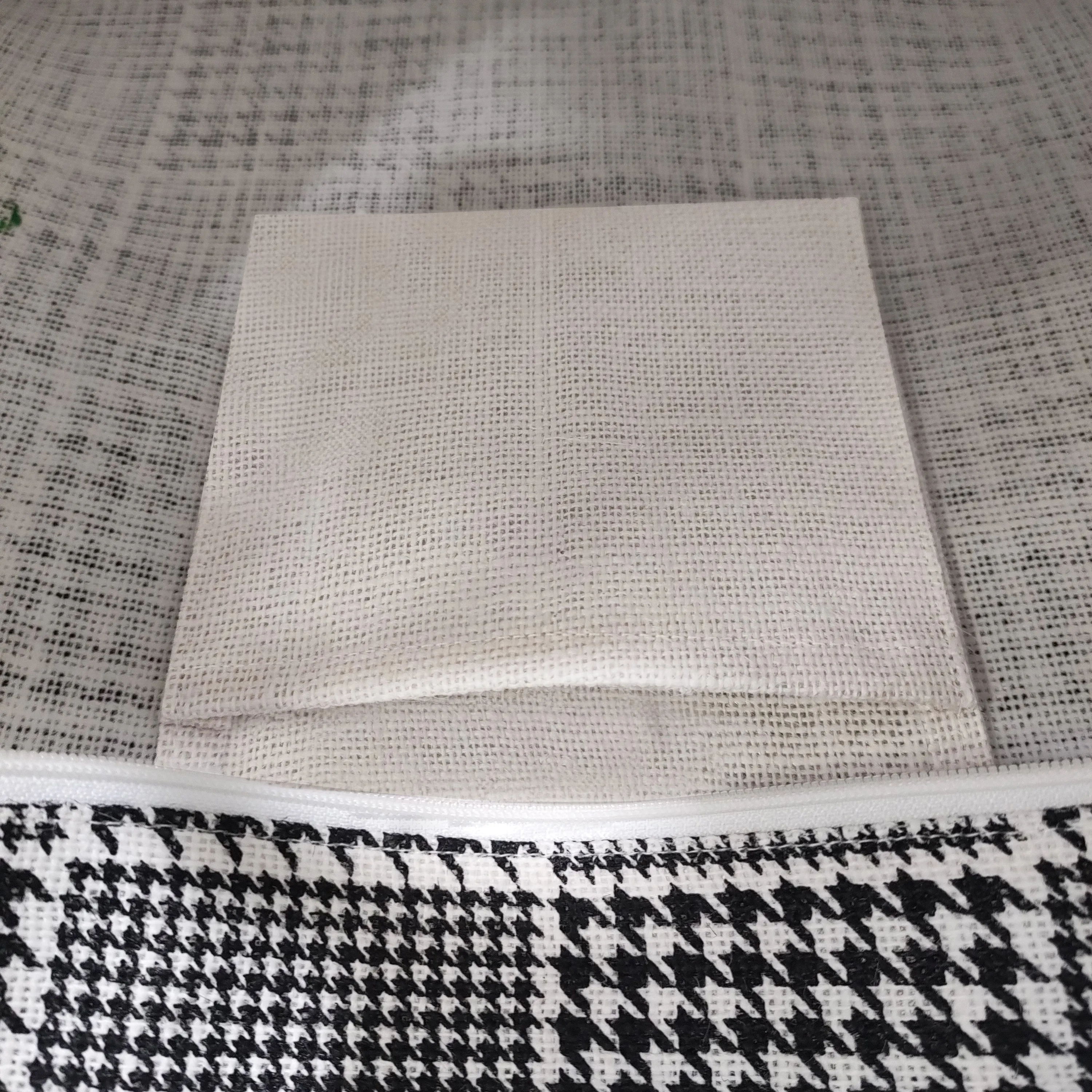 GEOMETRIC HOUNDSTOOTH STRIPESWITH ZIPPER AND OPEN POCKET INSIDE