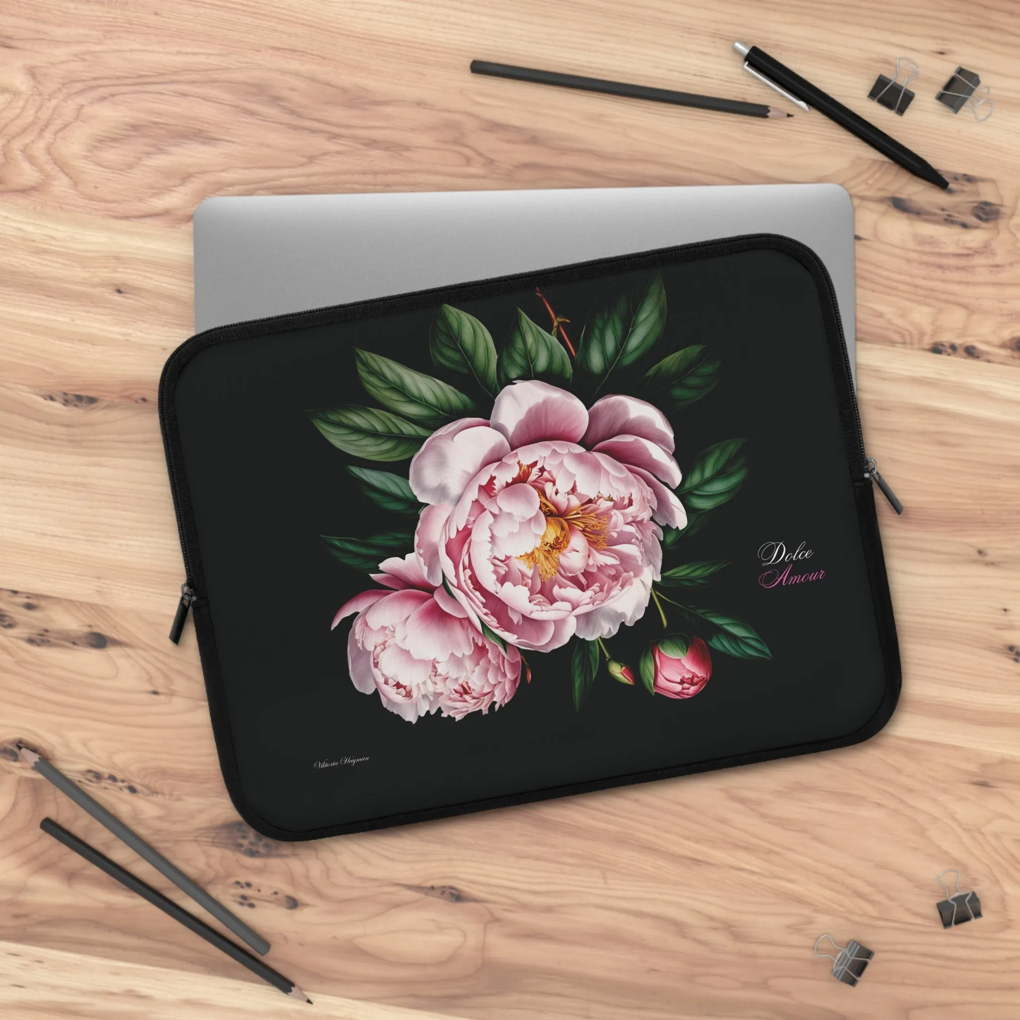PEONY BLOOM DOLCE AMOUR ELEGANCE: LAPTOP COVER IN NOIR PINK