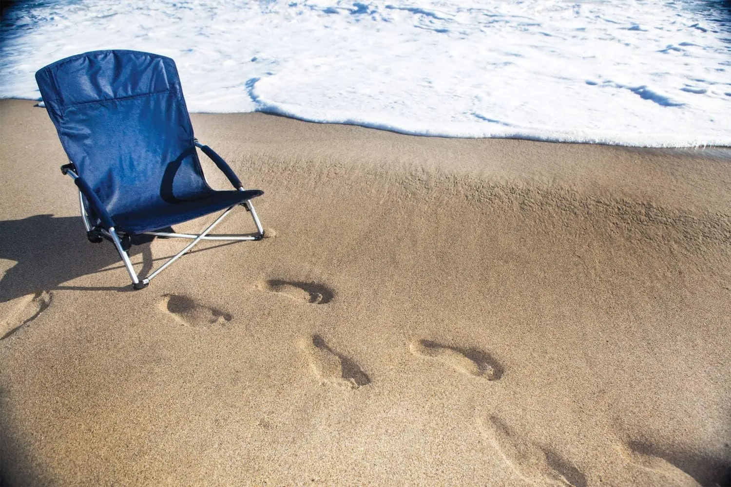 PICNIC TIME NCAA Tranquility Beach Chair with Carry Bag - Low Beach Chair for Adults - Low Lawn Chair