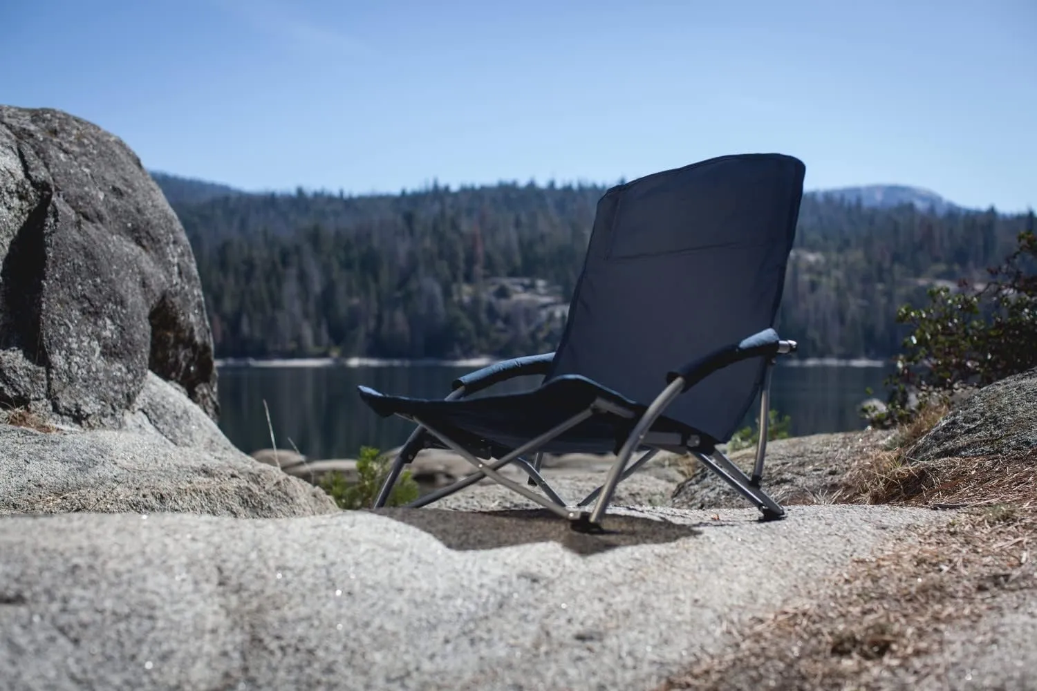 PICNIC TIME NCAA Tranquility Beach Chair with Carry Bag - Low Beach Chair for Adults - Low Lawn Chair