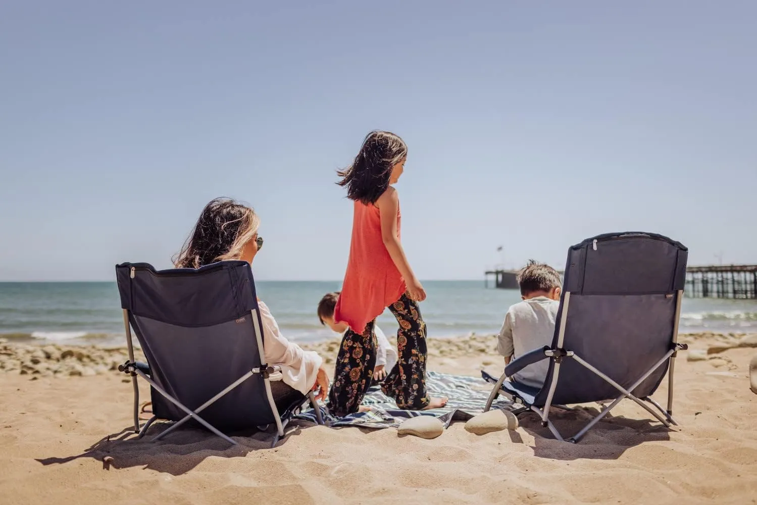 PICNIC TIME NCAA Tranquility Beach Chair with Carry Bag - Low Beach Chair for Adults - Low Lawn Chair