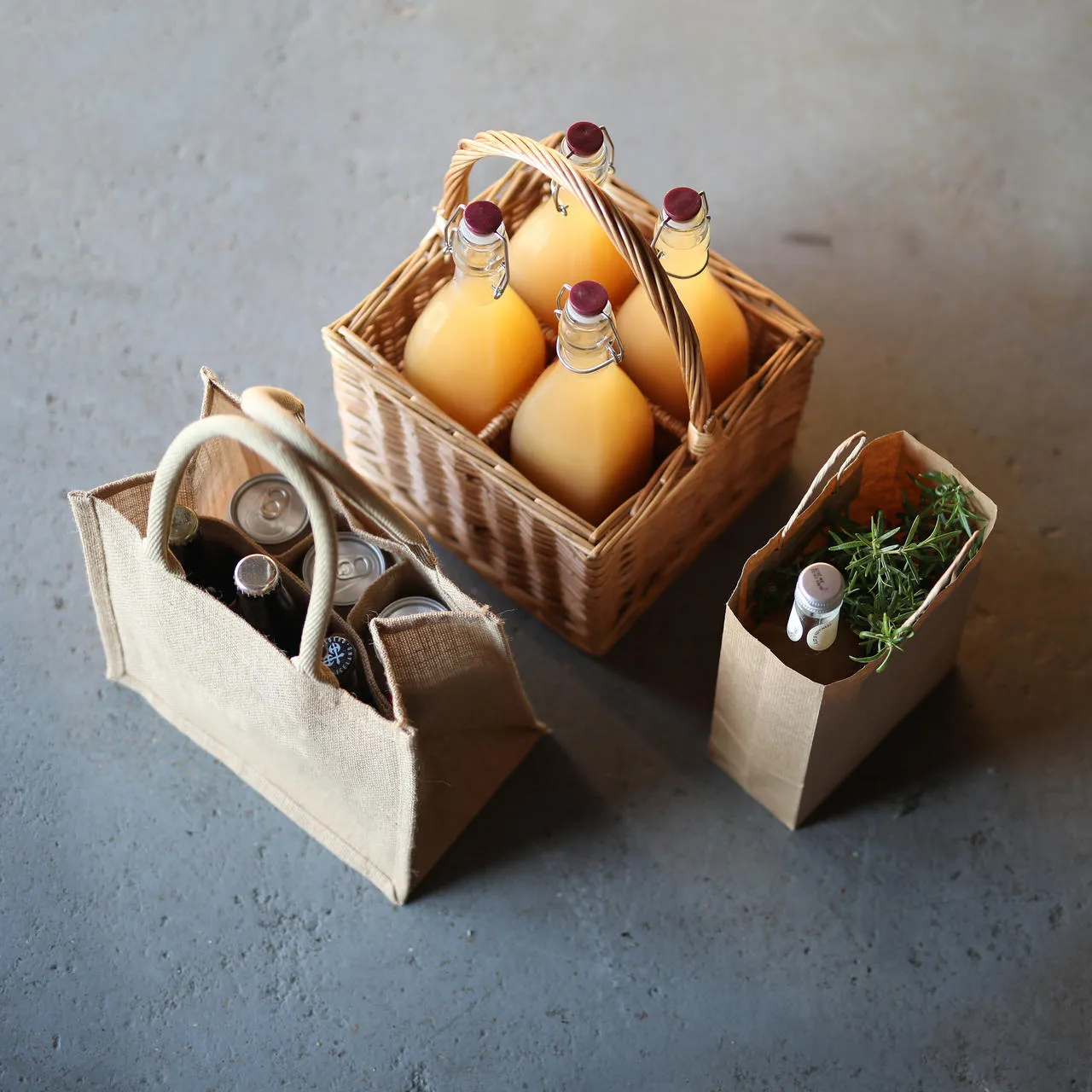 Ribbed kraft paper bag with twist handles