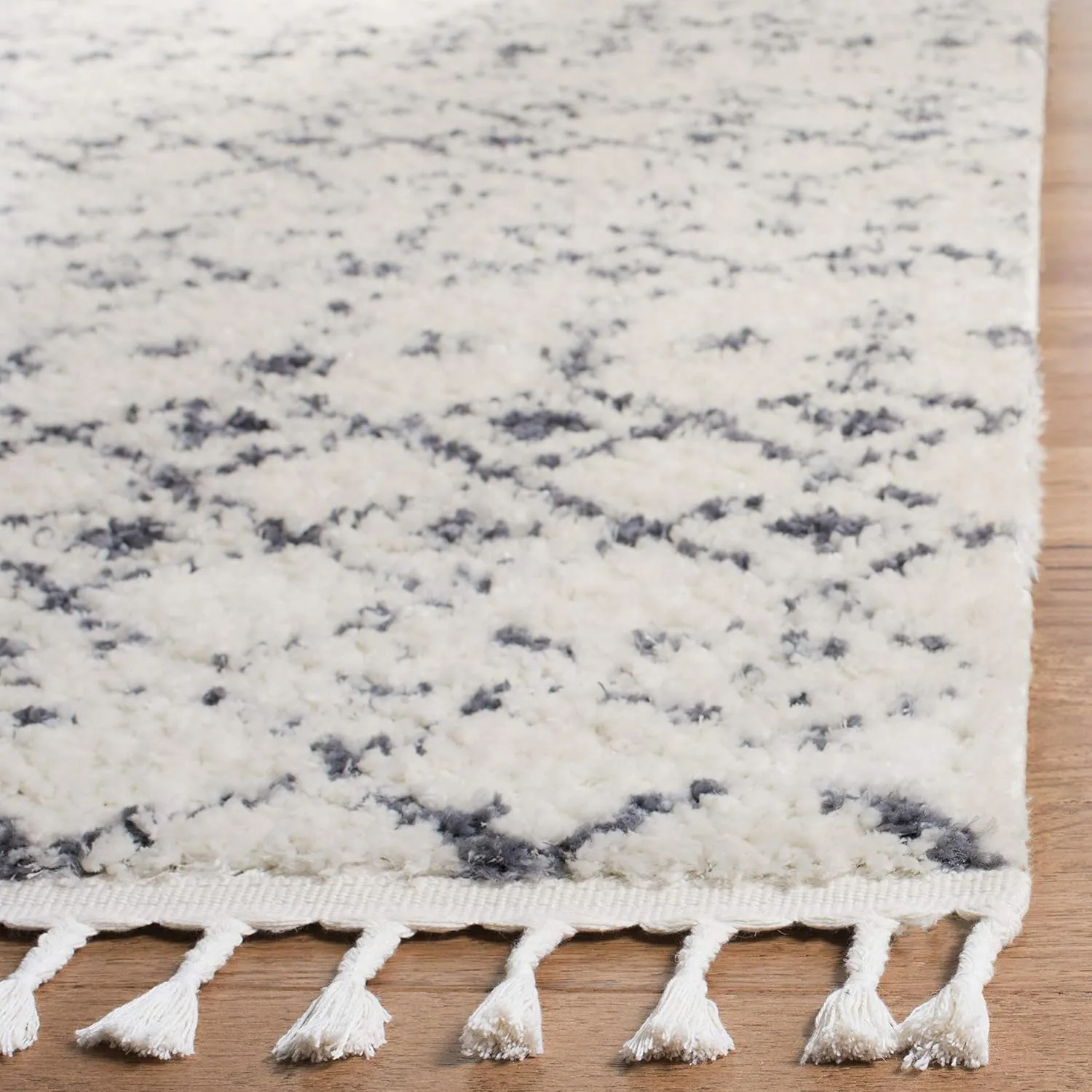 SAFAVIEH Beach House Collection Area Rug - 6'7" x 9'2", Cream & Blue, Oriental Medallion Design, Non-Shedding & Easy Care, Indoor/Outdoor & Washable-Ideal for Patio, Backyard, Mudroom (BHS138N)